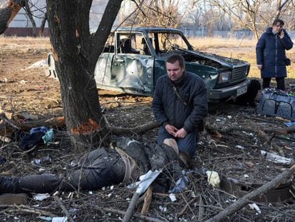 Un hombre llora junto al cadáver de un fallecido en el ataque ruso en Járkov.