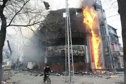 Un centro comercial arde en la ciudad de Bishkek tras los disturbios que han llevado a la oposición al poder en Kirguizistán.