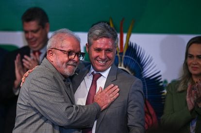 Lula da Silva y Paulo Teixeira, en Brasilia, el 29 de diciembre de 2022.