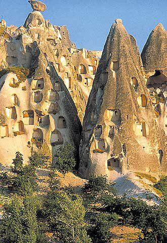 Conos rocosos en la Capadocia, con sus cavidades troglodíticas.