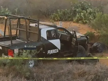 El vehículo en el que viajaban los seis policías que fueron emboscados, en Anáhuac, Nuevo León, este domingo.