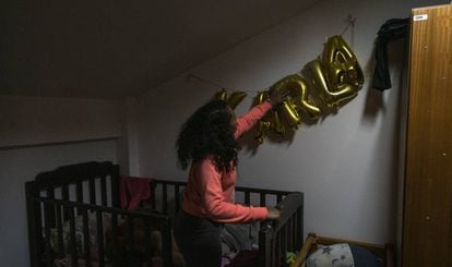 Una de las chicas que viven en un centro de acogida para víctimas de violencia en Quito (Ecuador) decora su habitación.
