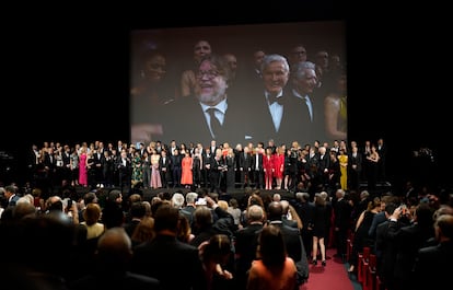 Guillermo del Toro, a la izquierda, Baz Luhrmann, y David Cronenberg aparecen en la pantalla del teatro Lumiére durante la gala de celebración del 75º aniversario de Cannes, que reunió en el escenario a más de 300 creadores relacionados con el cine de autor y el festival.