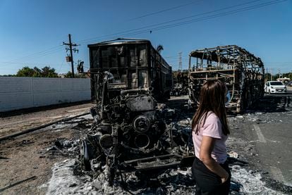 Tráilers quemados en la carretera rumbo a la sindicatura de Jesús María en Culiacán, el 7 de enero.