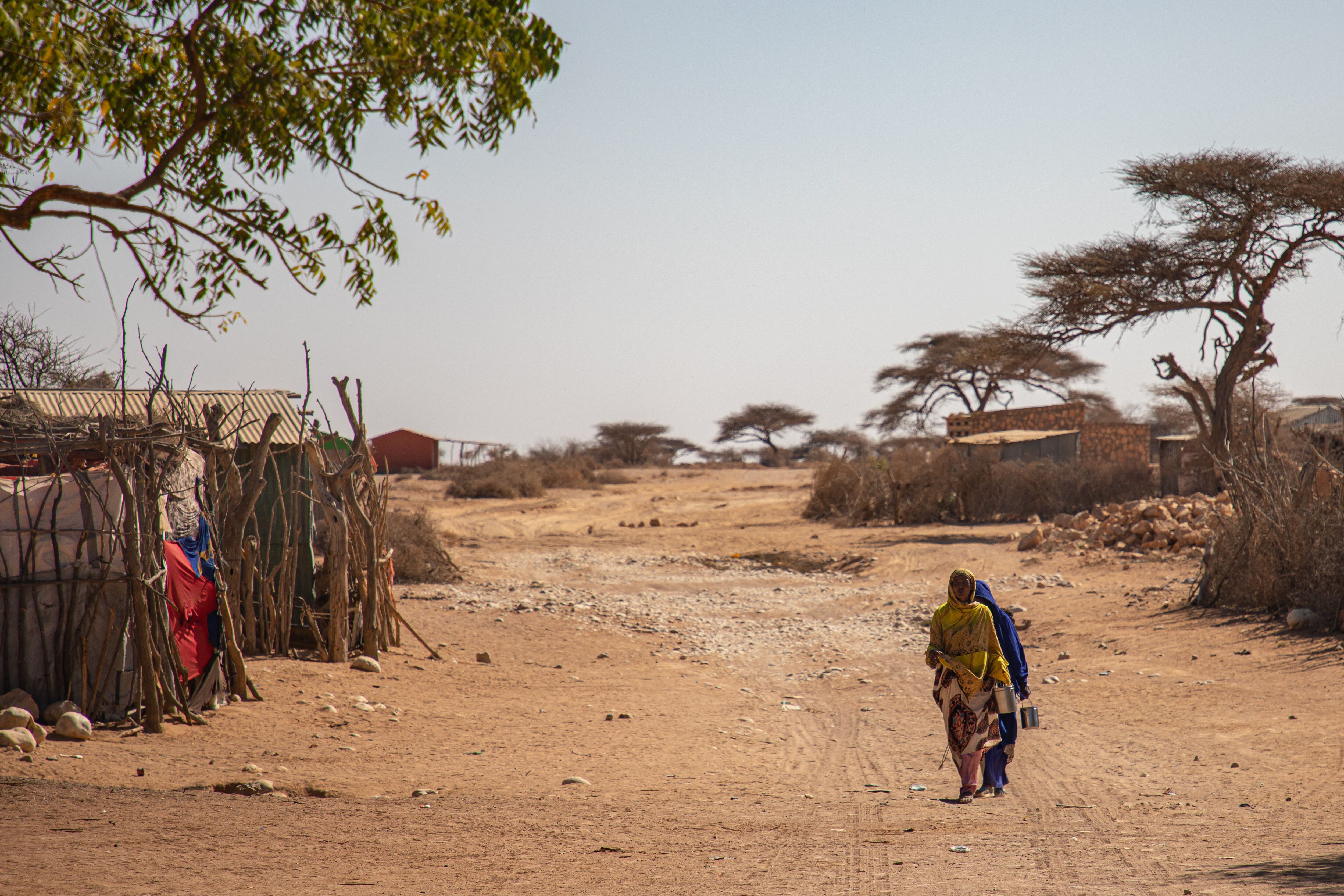 Dos mujeres se dirigen a recoger agua en la comunidad Ceel-Dheere, en Somalia.