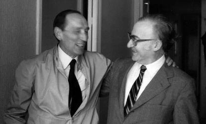 Gonzalo Sobejano (derecha), con Miguel Delibes, en 1981 en Madrid.