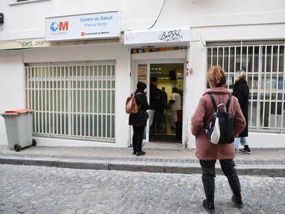 Varias personas en la puerta del centro de salud Palma Norte para realizarse un test de covid, el 21 de diciembre de 2021, en Madrid.