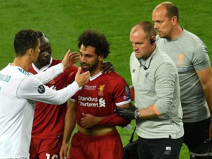 Cristiano Ronaldo consuela a Salah, que tuvo que abandonar el partido en el primer tiempo tras lesionarse en el hombro.
