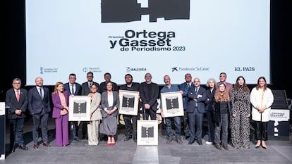 Los Premios Ortega y Gasset, en su 40ª edición, han distinguido este miércoles en el CaixaForum Valencia una terrorífica historia con tintes kafkianos de El Salvador, escrita por Julia Gavarrete; una serie de reportajes a lo largo del colosal río Congo, de Xavier Aldekoa; una fotografía que condensa el horror de la guerra en Ucrania, de Santi Palacios, y la trayectoria de uno de los mejores periodistas en lengua española, Martín Caparrós. “Los periodistas tenemos la obligación de ayudar a entender el mundo frente al uso perverso de las palabras”, aseguró Pepa Bueno, directora de El País, en un acto dirigido por Aimar Bretos, director del programa Hora 25 de la cadena SER.