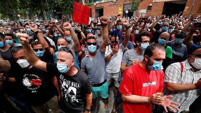 Trabajadores de Nissan protestan ante un concesionario de la marca por el cierre de Zona Franca (Barcelona), este viernes.