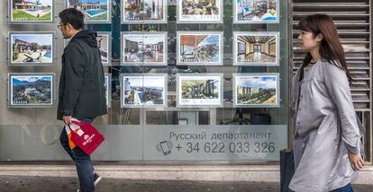 Oferta de viviendas para extranjeros en una agencia inmobiliaria de Palma de Mallorca.