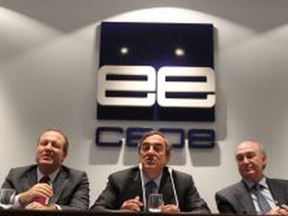 Los presidentes de CEOE, Juan Rosell (en el centro), junto al presidente de Cepyme, Jes&uacute;s Terciado (izquierda) y el secretario general de CEOE, Jos&eacute; Mar&iacute;a Lacasa (derecha).