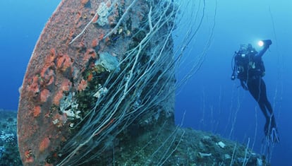 Un buceador observa un buque de guerra hundido en el Pacífico, junto al atolón Bikini, en las Islas Marshall. Del libro 'Grandes aventuras', de Lonely Planet.