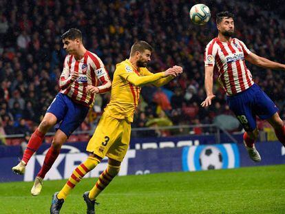 Morata y Felipe tratan de rematar ante la presencia de Piqué en el último Atlético-Barcelona.