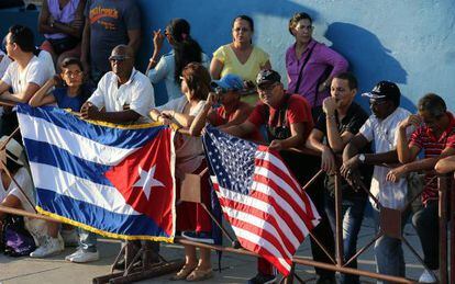 Espectadores observan la reapertura de la embajada de EE UU en Cuba