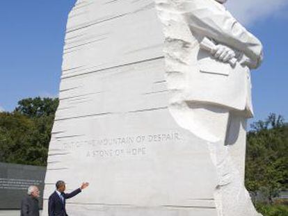 El presidente Obama acompa&ntilde;a al primer ministro Modi durante su visita al memorial de Martin Luther King.