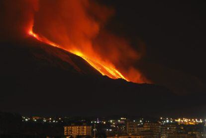 La erupción del volcán italiano, vista desde la provincia de Catania.