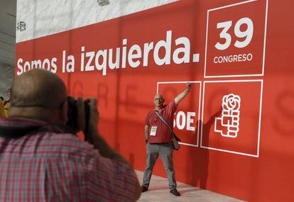 Participantes en el 39 congreso federal del PSOE a su llegada al Palacio Municipal de Congresos de Madrid.