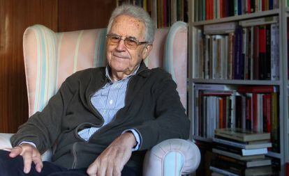 El historiador Santos Juliá, en el despacho de su casa en Madrid, en 2017.