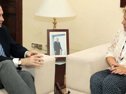 Fernández se ha reunido este jueves con la presidenta de la AVT Pedraza.