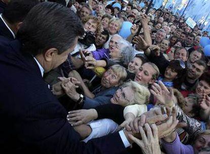 El primer ministro, Víctor Yanukóvich, saluda a sus seguidores en una concentración del partido Regiones ayer en Kiev.