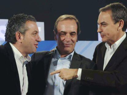 Zapatero (derecha), José Antonio Alonso (centro) y Nicanor Sen, durante el acto electoral de cierre de campaña del PSOE en León.