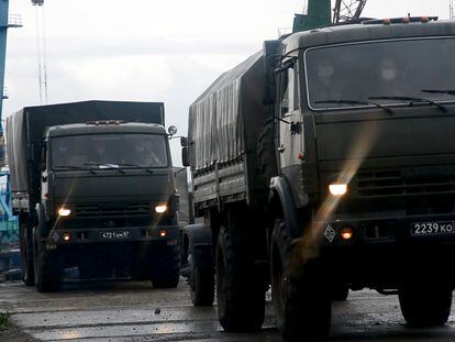 Varios camiones del Ejército transportan a militares y expertos a Eruda, cercana a la mina Olimpiada, en Krasnoyarsk, donde construirán un hospital del campaña contra el coronavirus, este lunes.