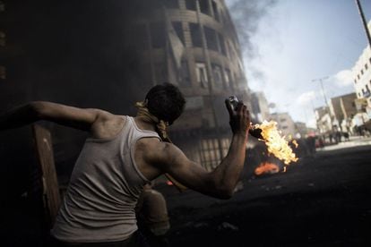 Un palestino durante los enfrentamientos con los soldados israelíes en las calles de Hebrón.