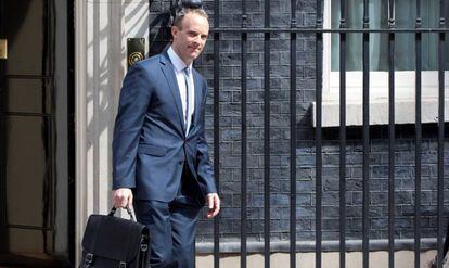 El nuevo ministro del Brexit, Dominic Raab, a su salida del 10 de Downing Street.
