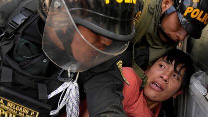Un manifestante antigubernamental era detenido en Lima el jueves.