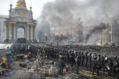 Agentes antidisturbios permanecen en guardia durante las protestas opositoras en la plaza de la Independencia de Kiev.