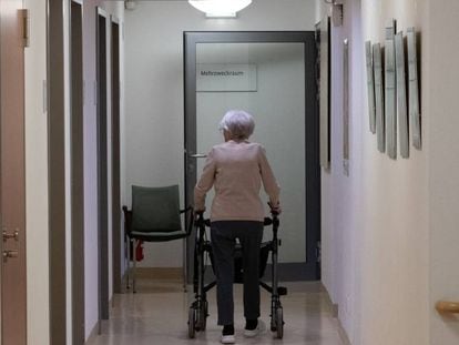 Una anciana camina con un andador en una residencia en Berlín (Alemania).