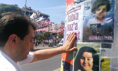 Saban Batan, junto a varios carteles con la foto de su hija, Rabia.
