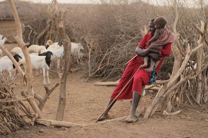 Para los masais, la familia no es una unidad nuclear, sino todo el grupo. El cuidado de los niños es del conjunto del pueblo, especialmente de mujeres y niñas. Los niños viven con los padres hasta que muestran los primeros signos de pubertad.