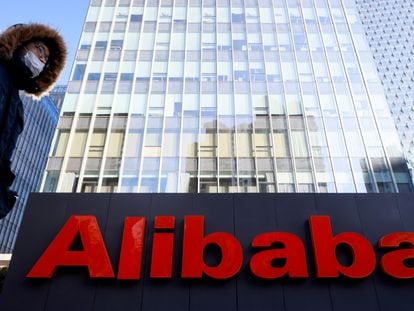 Logo de Alibaba en la fachada de sus oficinas en Pekín, en enero.