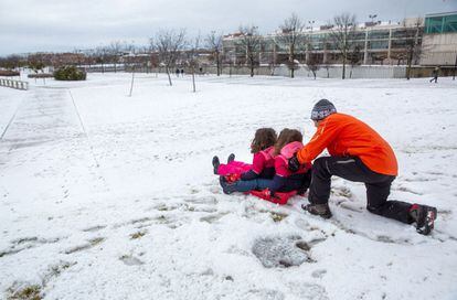 Varios niños disfrutan de la nieve caída este sábado en Logroño (La Rioja).