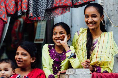 Tres niñas sonríen en Barush, en el subcontinente indio. Los macrodatos pueden ayudar a rellenar los grandes vacíos de información sobre el bienestar de las mujeres en el mundo. Han participado en el informe de Data2X el MIT, ONU Global Pulse, Flowminder Foundation, WorldPop, Universidades Georgia Tech University y de Leiden.