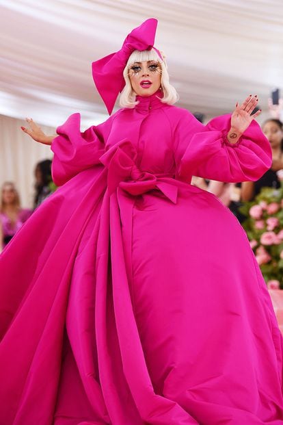 Lady Gaga también llegó a la alfombra roja apostando por el mismo concepto (aunque tras varios cambios de look acabó quedándose en ropa interior). Su amigo y diseñador Brandon Maxwell estaba detrás de la voluminosa capa con lazada capilar a juego.