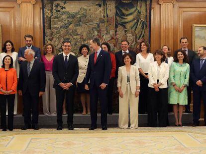 Los nuevos ministros, acompañados del Rey Felipe Felipe VI (en el centro), y el presidente del gobierno Pedro Sánchez (cuarto por la izquierda), posan en la foto de familia tras prometer su cargo en el Palacio de la Zarzuela, en Madrid.