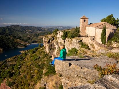 Una mujer admira el paisaje de Siurana, en Tarragona.