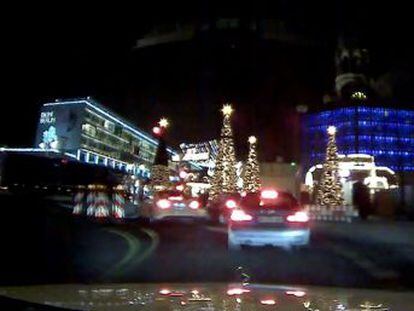 Una cámara en un coche grabó el momento en el que decenas de personas fueron atropelladas en un mercadillo navideño