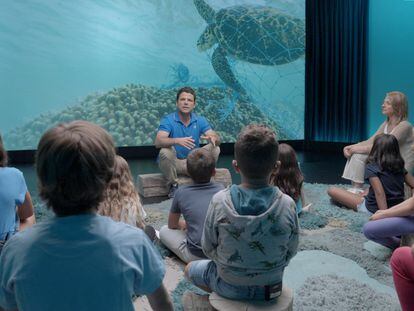 El explorador Nacho Dean charla con un grupo de niños sobre diversidad marina.
