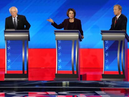 De izquierda a derecha, Bernie Sanders, Amy Klobuchar y Tom Steyer, este viernes en el debate de Manchester (New Hampshire).
