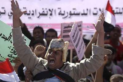Un manifestante contrario al Gobierno protesta ayer en Saná con dos panes pegados a la cabeza.