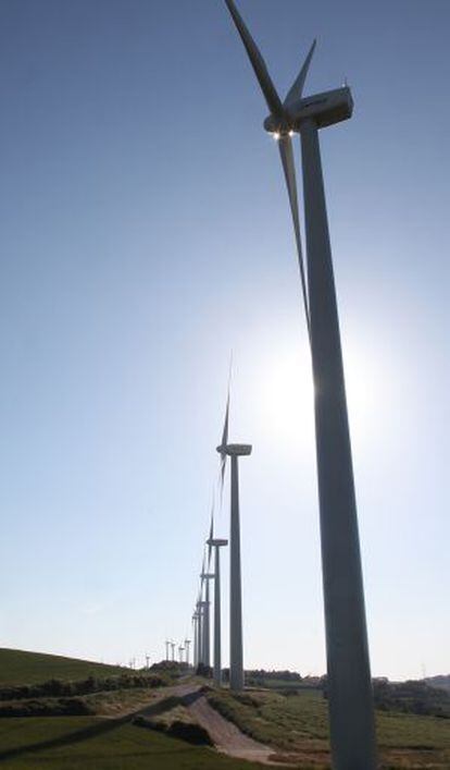 Molinos en el parque e&oacute;lico de la sierra del Tallat.