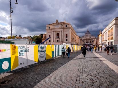 Un grupo de personas caminaba en octubre pasado en Roma junto a las obras para peatonalizar la plaza Pía con motivo del Jubileo de 2025.