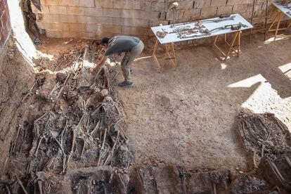 Restos óseos pertenecientes a la columna minera de Nerva encontrados en la fosa común 'Pico Reja', en el cementerio de San Fernando, Sevilla.
