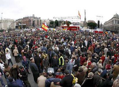 Primeros congregados en la plaza de Colón para asistir a la convocatoria del arzobispado de Madrid