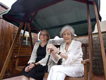 Las escritoras Juana Salabert (izquierda) y Ana María Matute, en Barcelona.