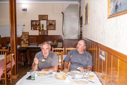 Jorge y Ángel Izquierdo, almorzando en un retaurante de Colmenar Viejo en la mitad de su jornada.